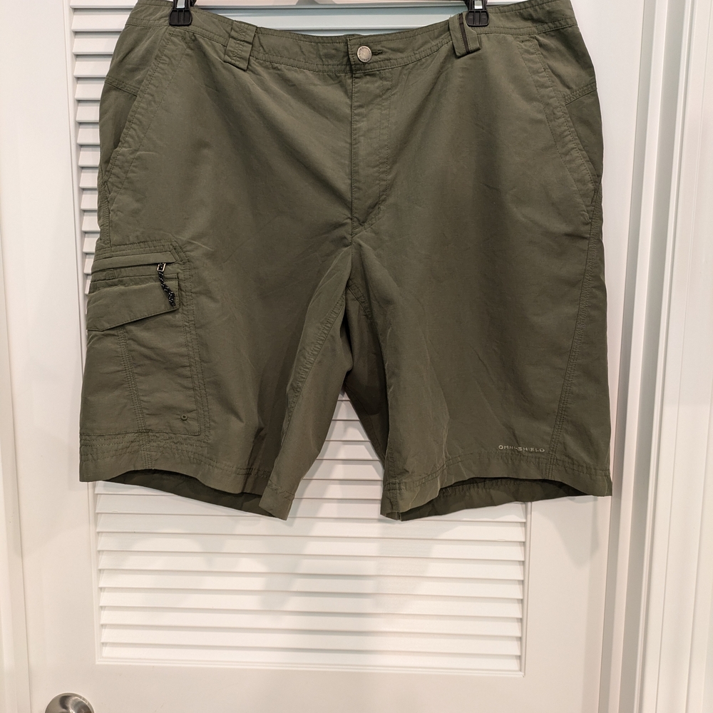 Columbia Green Cargo Shorts Size 40